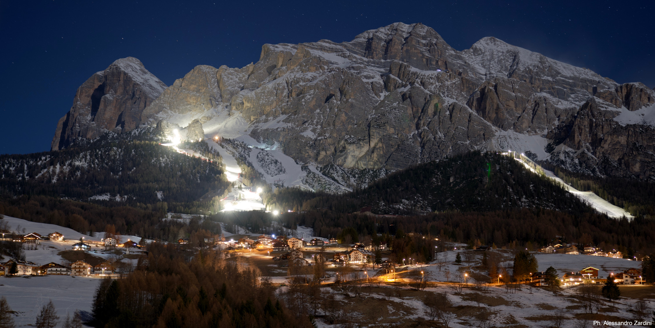 Cortina d'Ampezzo in notturna