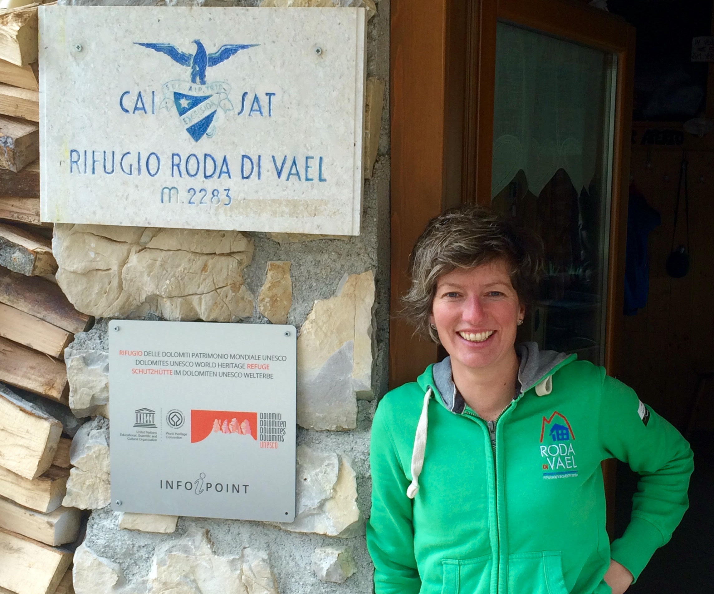 applicata la targa del progetto Rifugi delle Dolomiti UNESCO al rifugio Roda di Vael